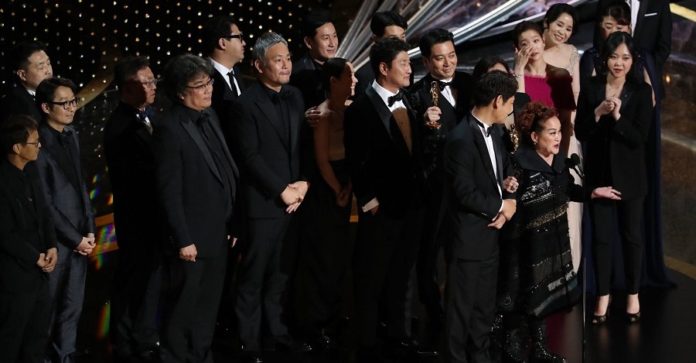 Cast e troupe di Parasite vincitori degli Oscar 2020