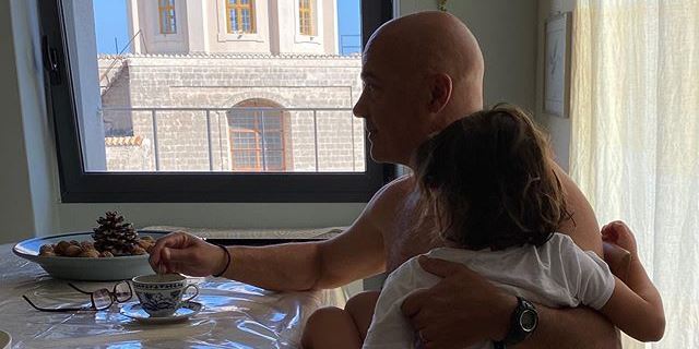 Luca Zingaretti in Puglia con in braccio sua figlia