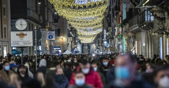 Una via del centro di Roma affollata per lo shopping natalizio