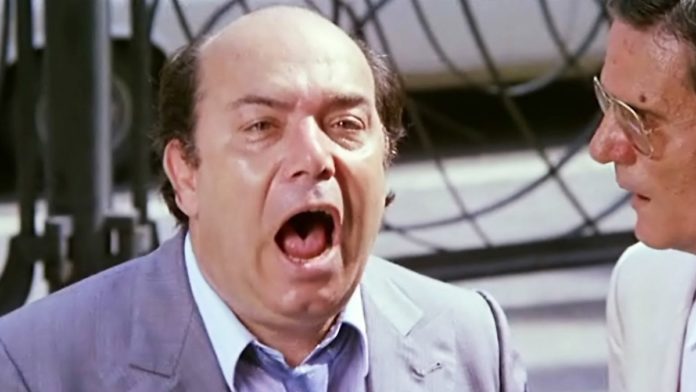 Lino Banfi in una scena del film Occhio, malocchio, prezzemolo e finocchio
