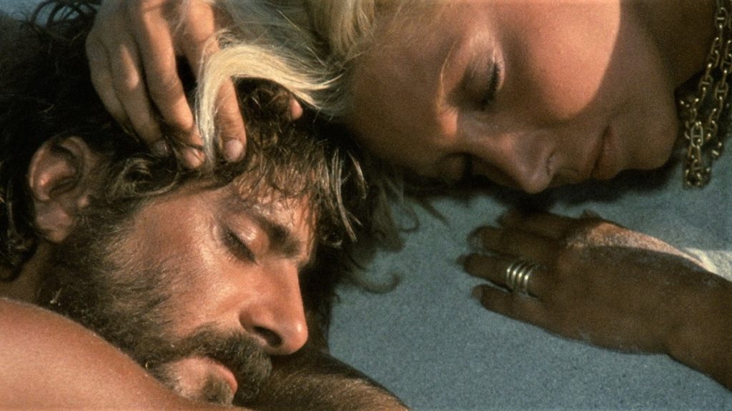 Giancarlo Giannini e Mariangela Melato in una scena del film Travolti da un insolito destino nell'azzurro mare d'agosto