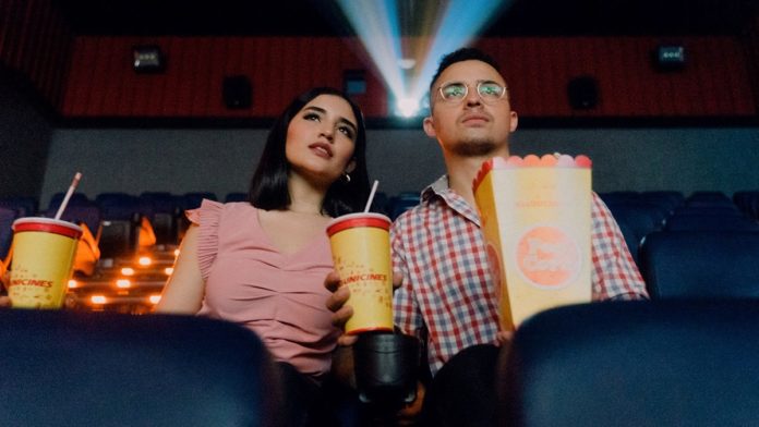 Una coppia al cinema