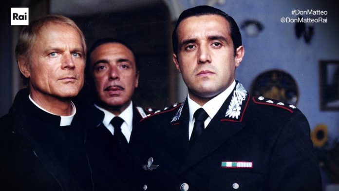 Terence Hill, Nino Frassica e Flavio Insinna in una scena di Don Matteo