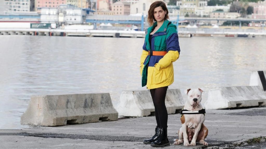 Maria Chiara Giannetta e il cane Linneo in una scena della serie tv Blanca