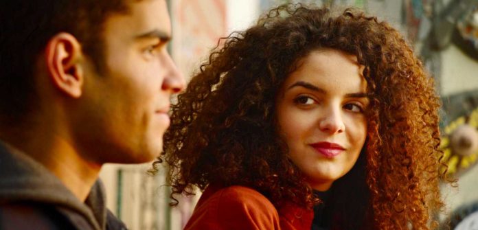 Sami Outalbali e Zbeida Belhajamor in Una storia d'amore e desiderio di Leyla Bouzidal