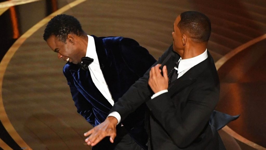 Will Smith tira un pugno a Chris Rock agli Oscar 2022 
