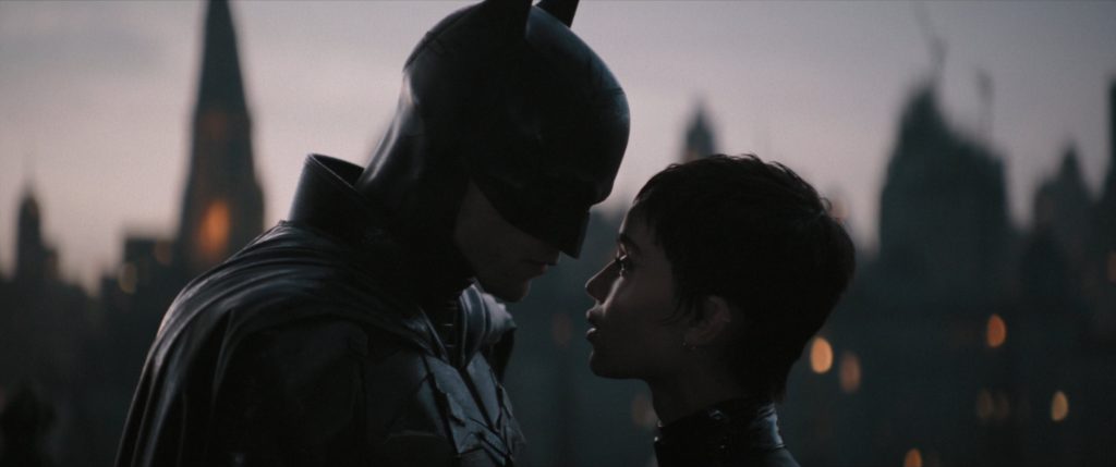 Robert Pattinson e Zoë Kravitz in una scena di The Batman