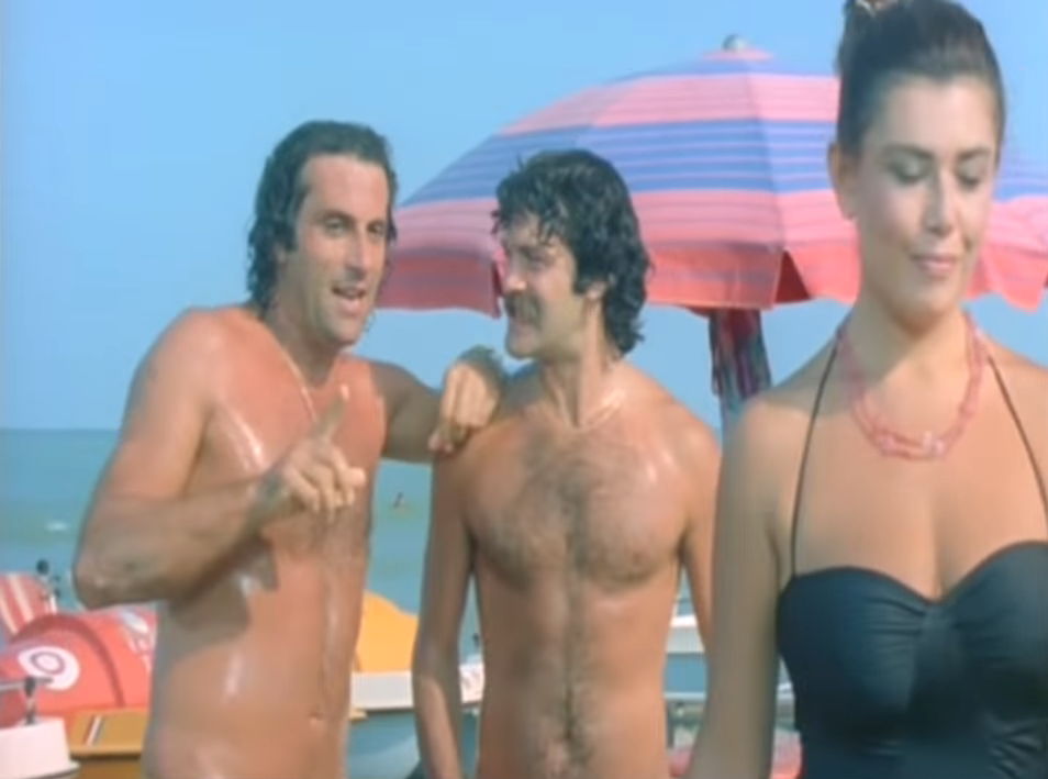 Gigi e Andrea in una scena del film Acapulco, prima spiaggia a sinistra
