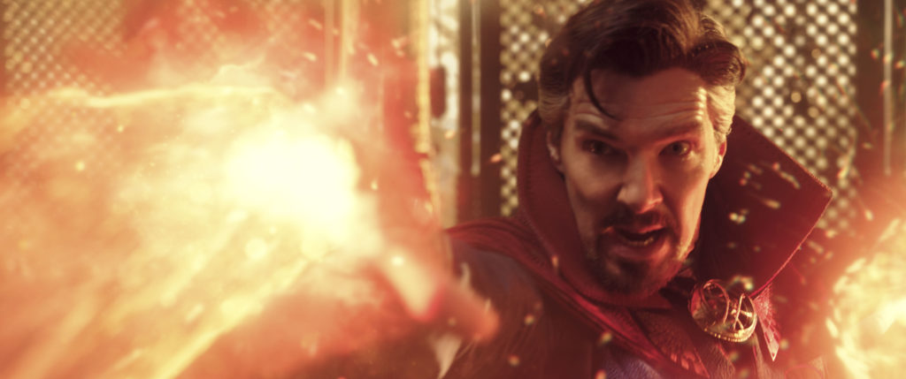 Benedict Cumberbatch in una scena del film Doctor Strange nel Multiverso della Follia
