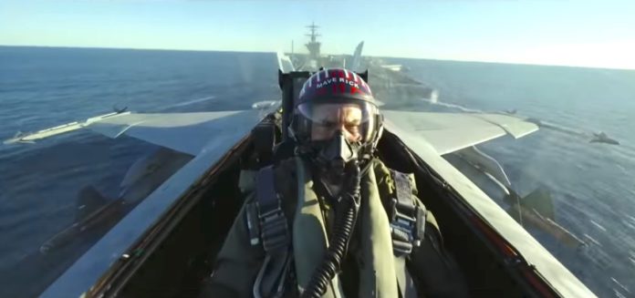 Tom Cruise in una immagine dal film Top Gun- Maverick