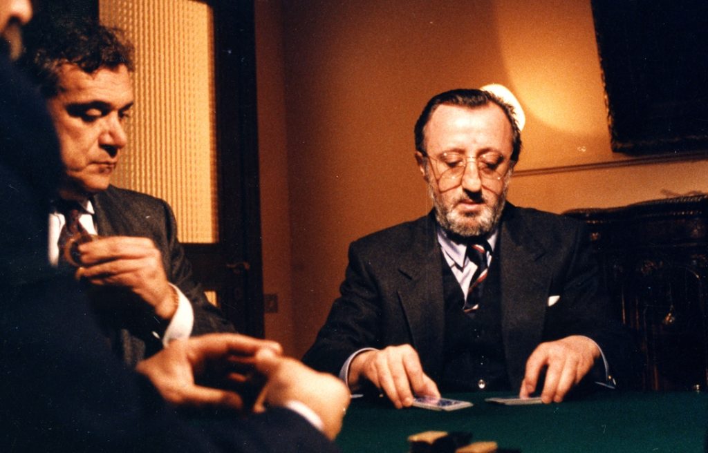 Gianni Cavina e Carlo Delle Piane in una scena del film Regalo di Natale