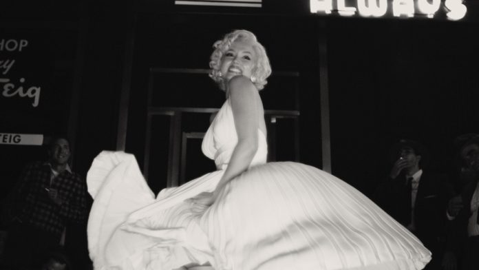 Ana de Armas in una scena del film Blonde