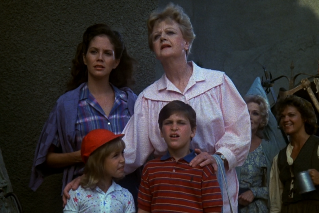 Angela Lansbury e Joaquin Phoenix in un episodio della serie La signora in giallo