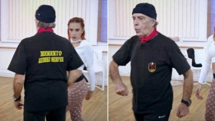 Enrico Montesano con la maglietta della Decima Mas a Ballando con le stelle