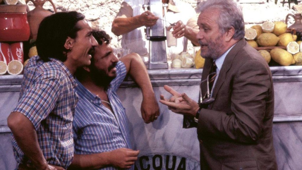 Sergio Solli, Benedetto Casillo e Luciano De Crescenzo in una scena del film Il mistero di Bellavista