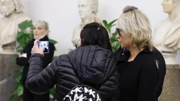 Il selfie con Maria De Filippi al funerale di Costanzo