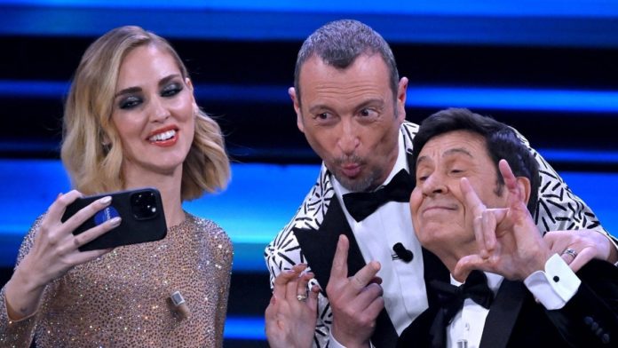 Chiara Ferragni, Amadeus e Gianni Morandi fanno un selfie da postare su Instagram a Sanremo 2023