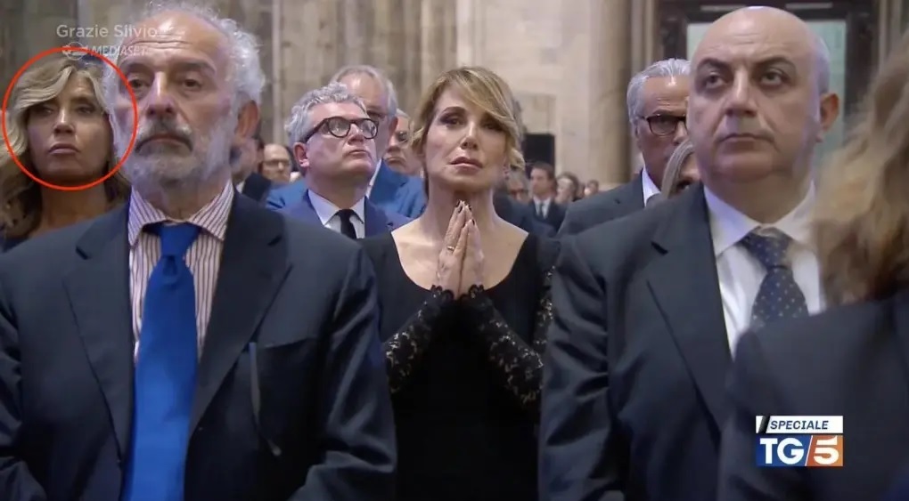 Myrta Merlino alle spalle di Barbara d'Urso ai funerali di Silvio Berlusconi