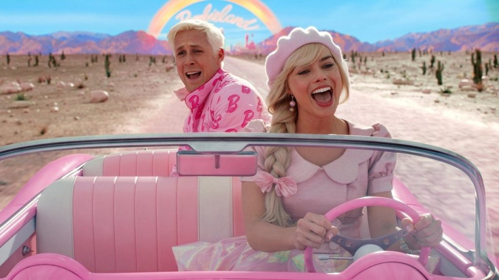 Ryan Gosling e Margot Robbie in una scena del film Barbie