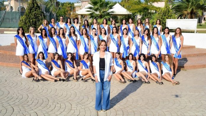 Patrizia Mirigliani con tutte le finaliste di Miss Italia 2023