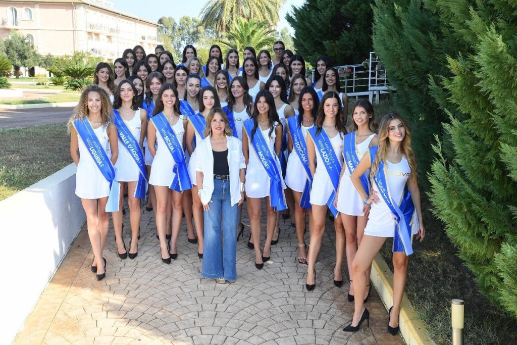 Patrizia Mirigliani con tutte le finaliste di Miss Italia 2023