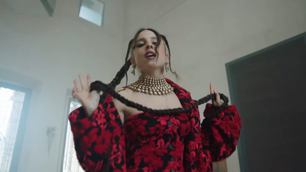 Angelina Mango nel video di La noia