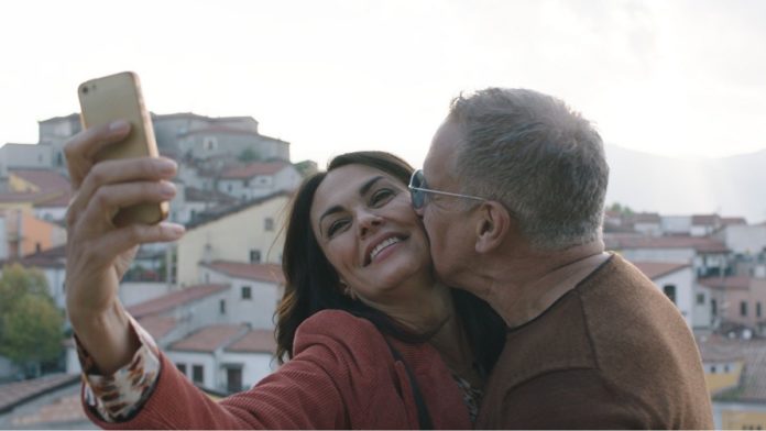 Maria Grazia Cucinotta e Vincent Riotta in una scena del film Il meglio di te