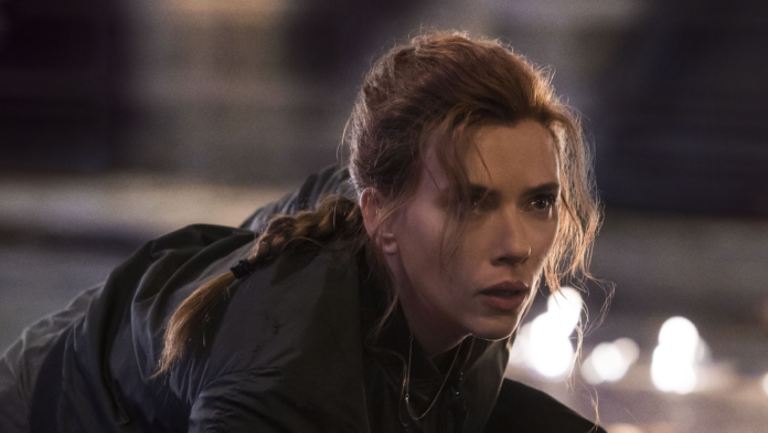 Scarlett Johansson in una scena del film Black Widow