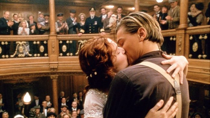 Il bacio tra Kate Winslet e Leonardo DiCaprio in Titanic