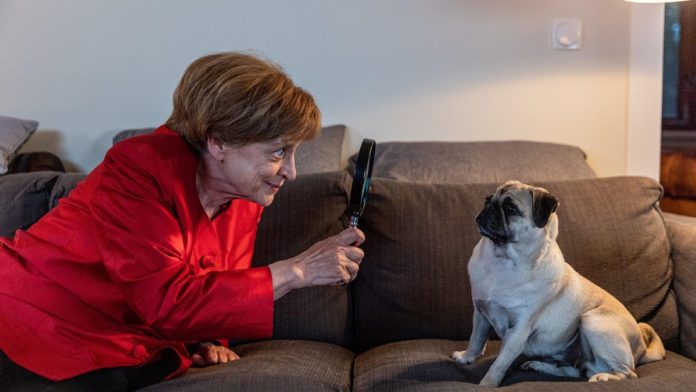 Katharina Thalbach e il suo carlino in una scena della serie Miss Merkel