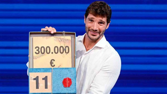 Stefano De Martino con il pacco da 300.000 euro di Affari tuoi