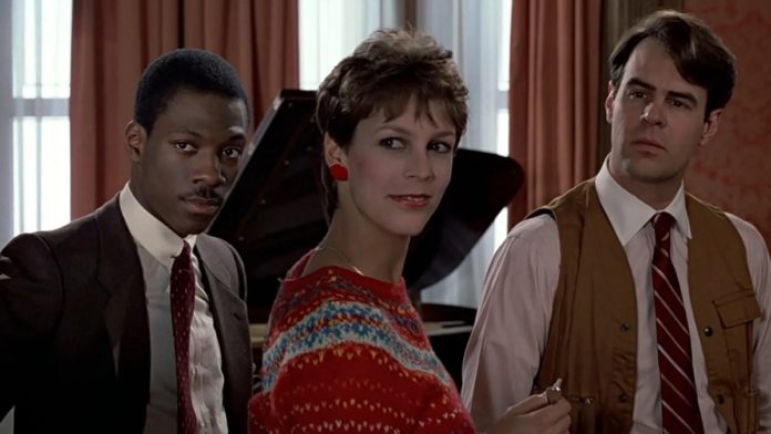 Eddie Murphy, Jamie Lee Curtis e Dan Aykroyd in una scena del film Una poltrona per due